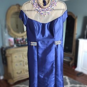 New- ALYCE PARIS Gown w/ Beaded Neckline (Size 14)